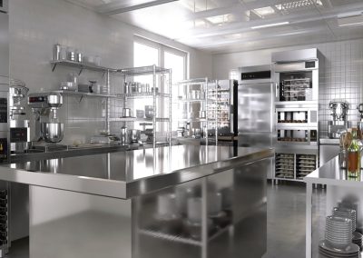 Table en inox dans une boulangerie professionnelle pour évacuation