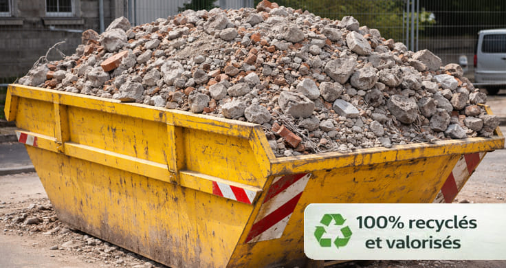 Benne remplie de gravat à évacuer