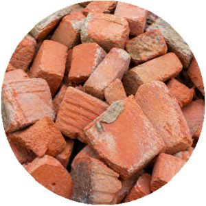 Briques cassées en terre cuite – gravats de chantier"