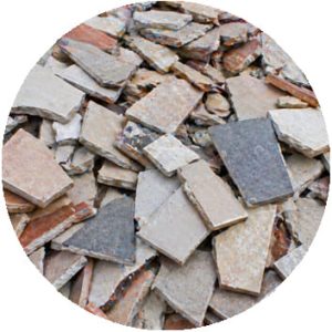 Carrelage cassé issu de rénovation – gravats céramiques