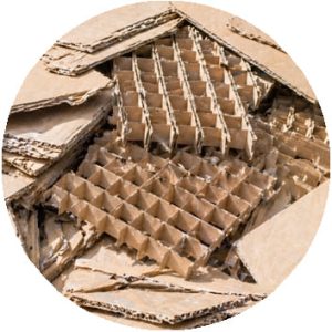 Débarras carton ondulé dans benne recyclage