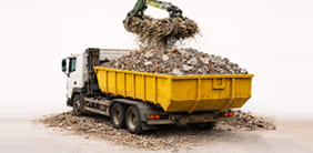 Chargement immédiat de terres dans une benne de chantier pour évacuation rapide