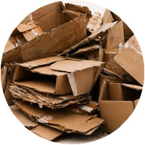 Déchets de carton à jeter dans la benne