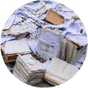 Déchets de papier à jeter dans la benne