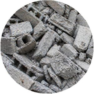 Parpaings cassés issus de démolition – gravats béton de chantier