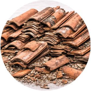 Tuiles cassées de toiture – gravats en terre cuite