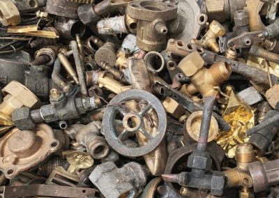 Laiton en tas destiné au recyclage à Vénissieux