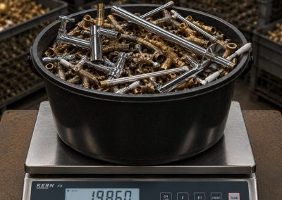 Pesée de laiton avant rachat de métaux à Soucieu-en-Jarrest