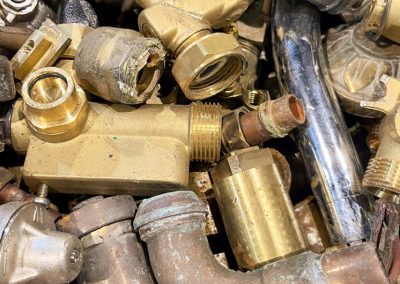 Déchets de laiton mêlé récupérés après des travaux de plomberie à Craponne